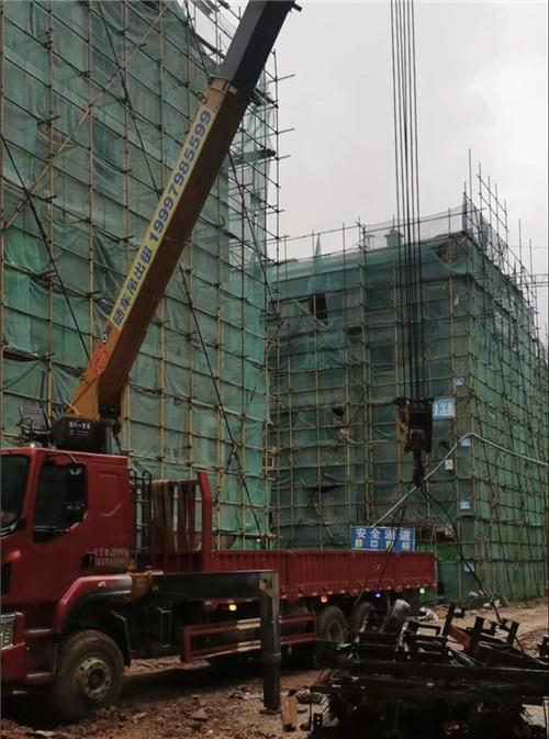 满城区“慢工细活”—— 吊车的 “微动控制” 技术