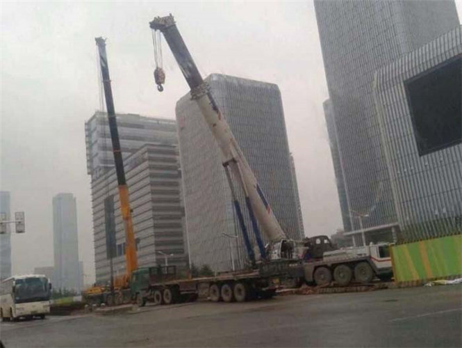 满城区“自动找平”—— 吊车的 “平地神器” 技术