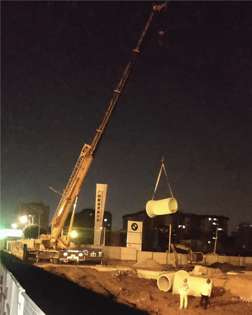 满城区“弯臂矫正”—— 吊车的 “形变补偿” 技术
