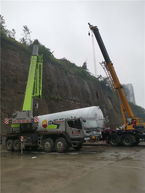满城区“不怕风雨冻”—— 吊车的 “恶劣环境适应” 技术